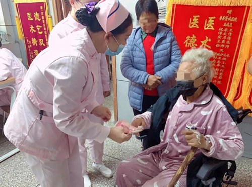五病区护士拾金不昧,在平凡中传递正能量!